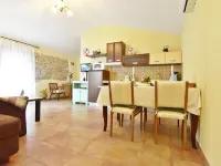 Bright stay with shared pool & BBQ in Tar Hotels in Tar