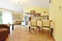 Bright stay with shared pool & BBQ in Tar