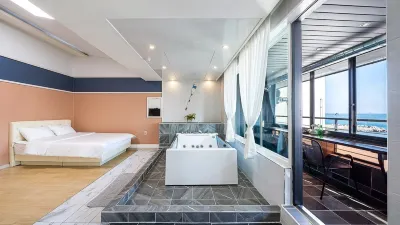 Geoje Memory Kids Pool Villa โรงแรมใกล้สวนสนุกเเมงจงจุค