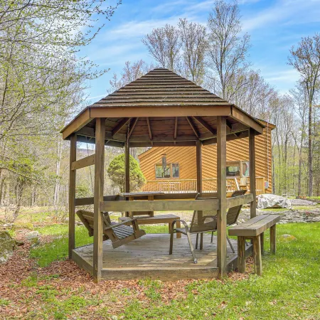 Catskills Serenity! Cozy Vintage Cabin on 10 Acres