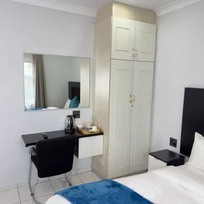 Cozy Villa Lodge Hotels near Huddle Park Golf & Recreation