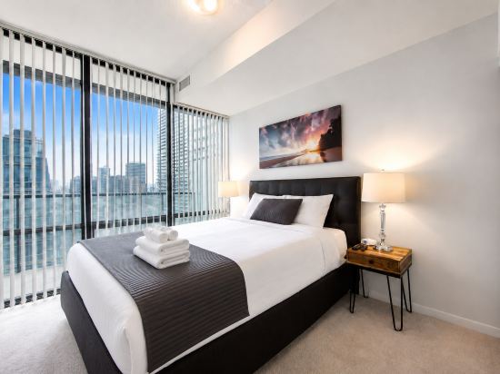 Peaceful Hospital Stay Suite Near SickKids & Uhn with Free Parking