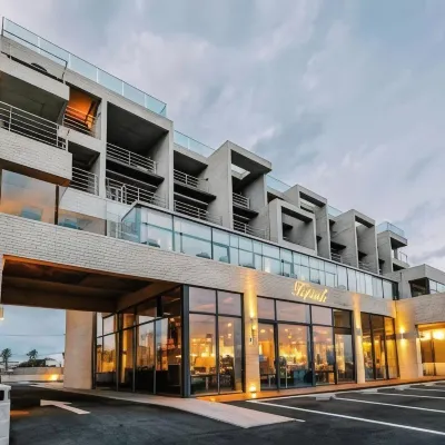 Tropical Hideaway Hotels near Altteureu Airfield