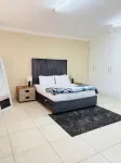Airport Continental Guest House - piscina
