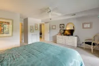 Tranquil Osage Beach Condo w/ Waterfront Decks! - 3 tähden