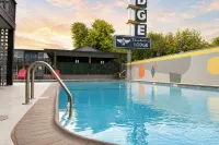 Thunderbird Lodge - Pools