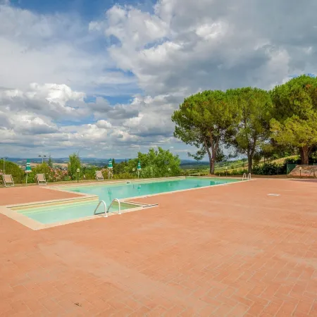 Spacious Tuscany Retreat