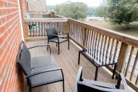 Brand New 2 Bedroom Conveniently Located Two Blocks From F&M Bank Arena - Balkoner