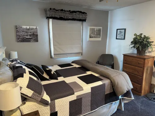 The Gray Escape Steps away from Lake Margrethe - Wifi