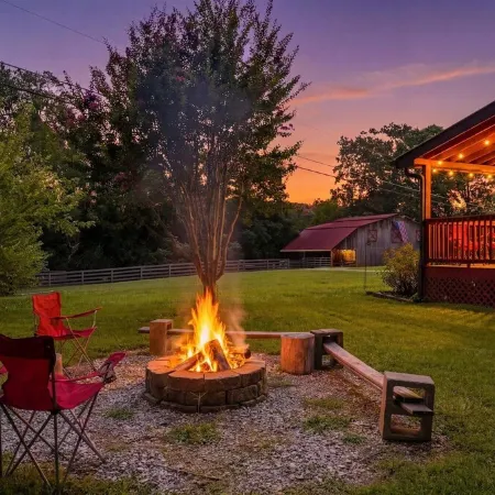 2 Bd Cabin, Hot Tub, Utk/Neyland, Smokys, 16Acres, FP, Arcade, Fishing
