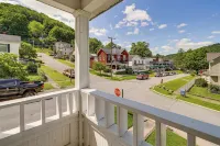 Pets Welcome! Hinton Home w/ Mtn Views - 3-Star