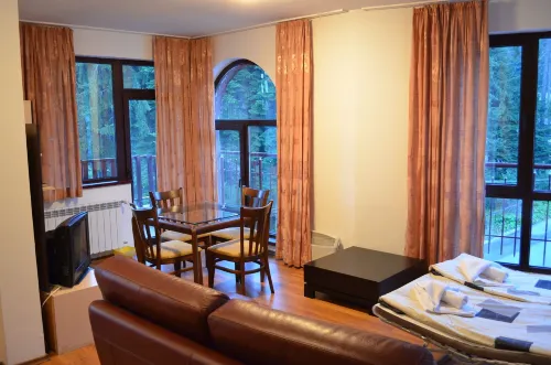 Persey Flora Apartments - parking