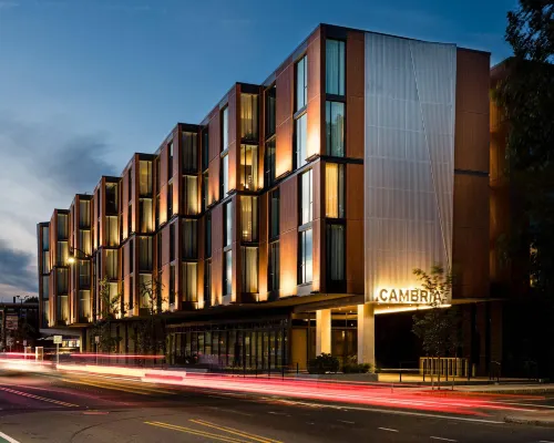 Cambria Hotel Boston Somerville Các khách sạn gần Quảng trường Harvard