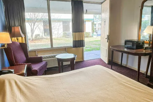 Super Inn & Suites by OYO Milledgeville - parking