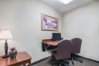HomeTowne Studios & Suites Bentonville - parking