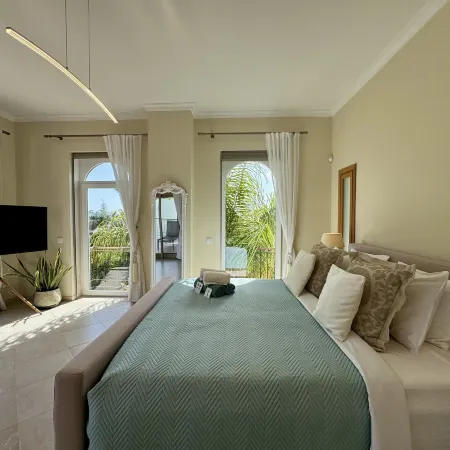 Algarve Stunning Villa by Homing