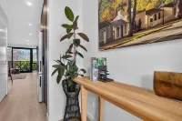 Ellen's Luxury Queenstown Lake View Escape - Villas