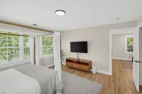Enjoy Quiet Nights With A Fireplace In Bellport 3 Bedroom Home - piscina