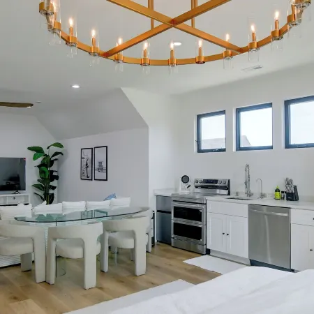 Bright & Modern Studio, 15 Mi to Des Moines!