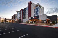 Embassy Suites Jonesboro Red Wolf Convention Center - Parkplatz