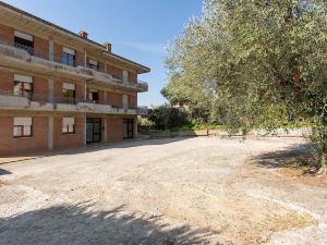 Elegant Apartment with Swimming Pool and Gym on Lake Trasimeno