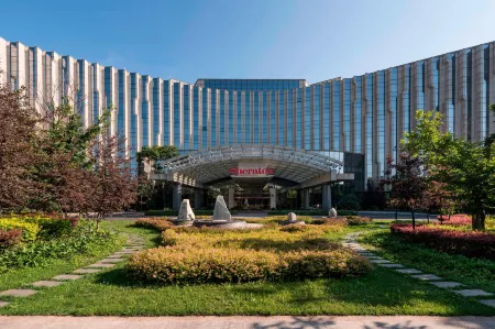 Sheraton Changchun Jingyuetan Hotel Отели рядом с достопримечательностью «Jilin Science and Technology Museum (Yongshun Road)»