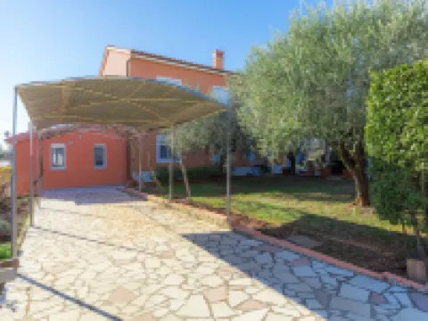 Laura Hotels in Galizana