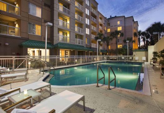 코트야드 바이 메리어트 현대적인 로비