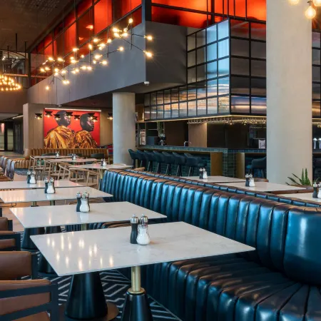 Radisson Red Johannesburg, Rosebank Отели рядом с достопримечательностью «Radiopark Building»