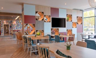Hampton by Hilton Ashford International