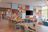 Hampton by Hilton Ashford International - Parkplatz