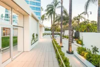The Beverly Hilton Hotels near Virginia Robinson Gardens