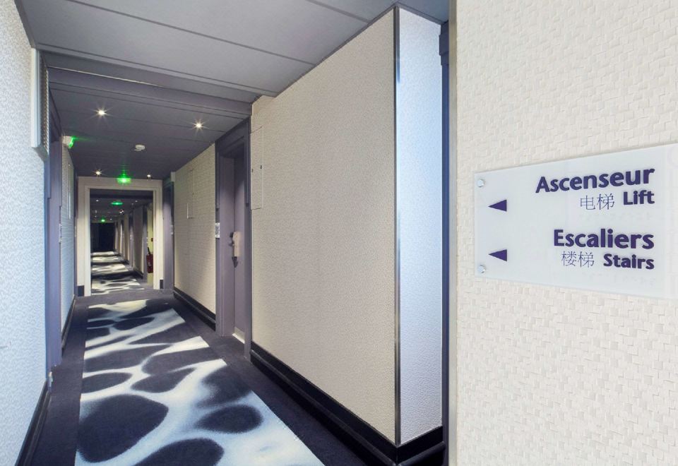 Kyriad Bezons - La Defense Over view