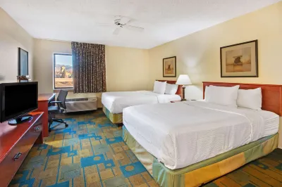 La Quinta Inn & Suites by Wyndham Albuquerque Journal Ctr NW فنادق في North Valley
