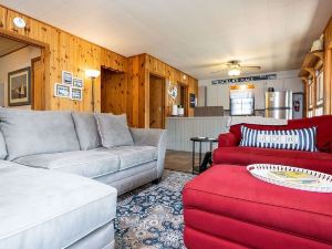 Cottage on Big Pine Island Lake