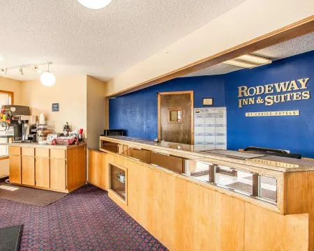 Rodeway Inn & Suites Hwy 217 & 26 W Отели в г. Роли Хилс