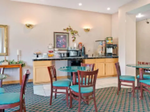 Travelodge by Wyndham St. Louis Hotels in Berkeley
