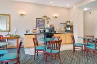 Travelodge by Wyndham St. Louis Các khách sạn ở Berkeley