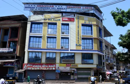 Ghansar Lodge Отели рядом с достопримечательностью «Shrivardhan beach/समुद्र किनारा»