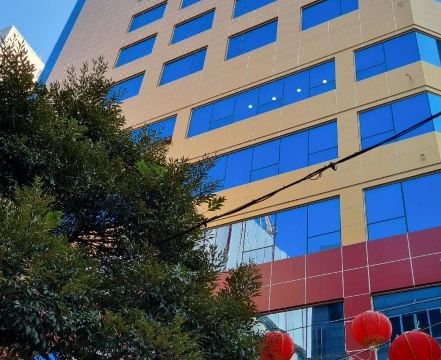 골드스톤호텔의 모던하고 깨끗한 외관 또는 로비