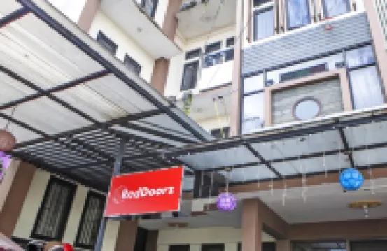 RedDoorz Plus Near Isola Upi - Pensions