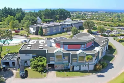 Brit Hotel Golfhotel Saint Samson Hotels in Tregastel