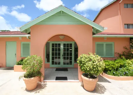 Worthing Court Apartment Hotel Отели в г. Saint Lawrence