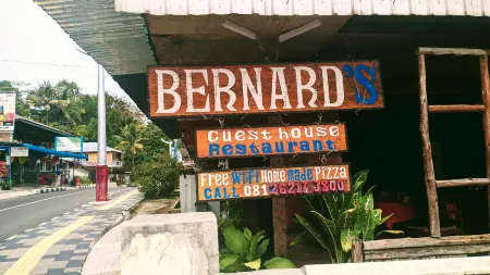 Bernard Guest House Отели в г. Остров Самосир