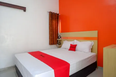 RedDoorz Syariah Near Alun Alun Kota Rembang Отели в г. Рембанг