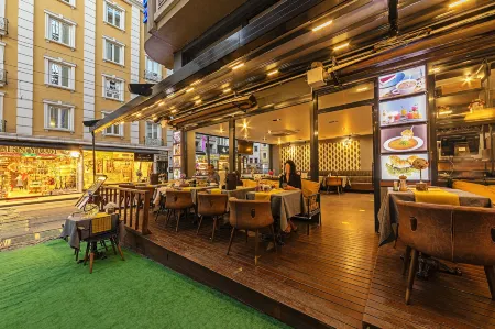 Neda Hotel Istanbul Отели рядом с достопримечательностью «Литературный музей-библиотека Ахмеда Хамди Танпынара»