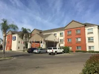 Holiday Inn Express & Suites Tulare