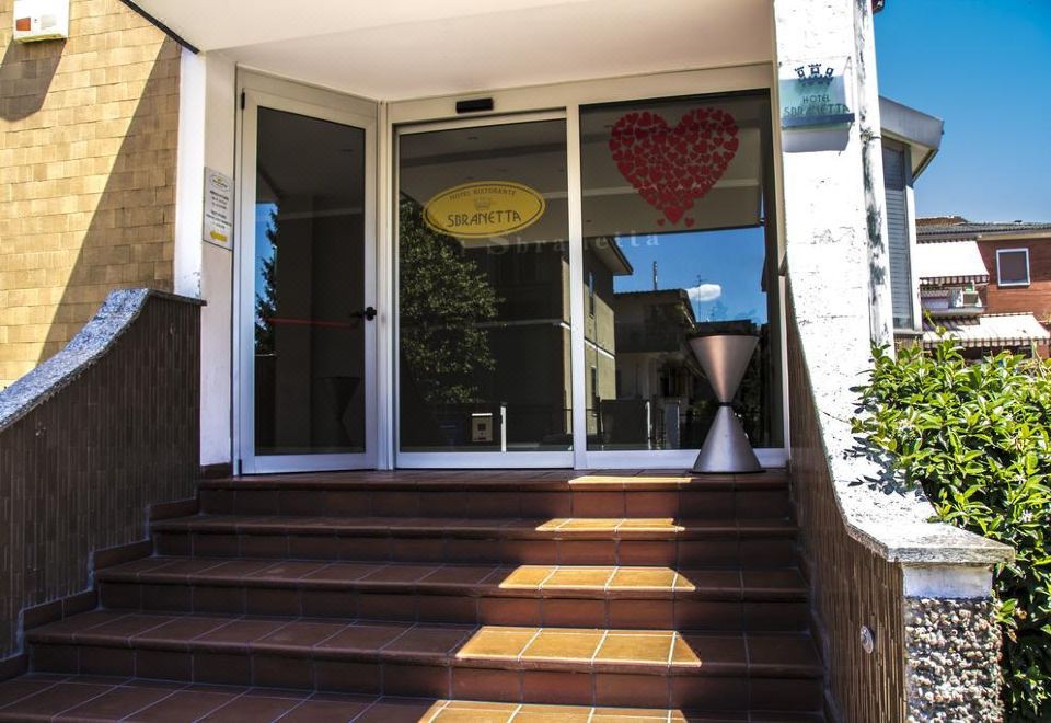 Hotel Ristorante Sbranetta - Housity