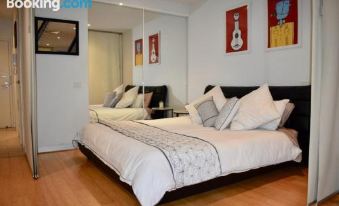 Spacious 1 Bedroom Apartment in the Heart of Melbourne's CBD