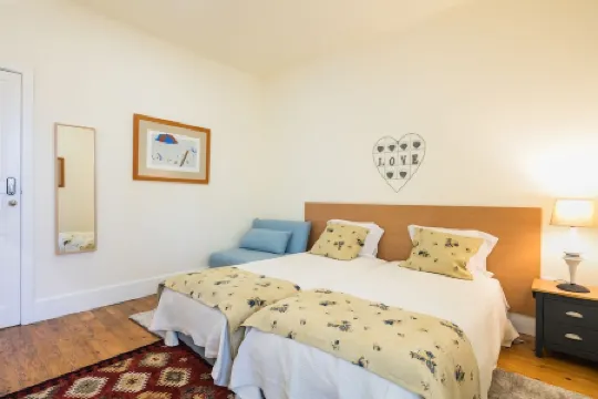 Apartamento A Francos Artist Painting 1